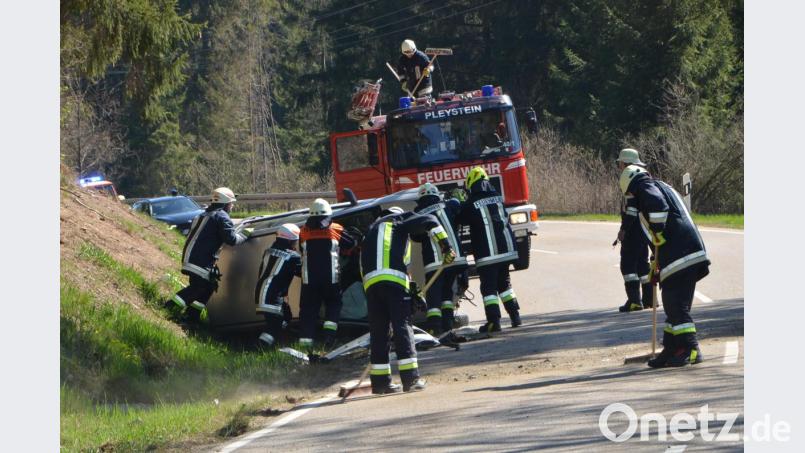 Das Fahrzeug blieb auf der rechten Seite liegen. Eine 28-jährige Vohenstraußerin verletzte sich bei diesem Unfall und wurde ins Klinikum Weiden verbracht. Bild: dob