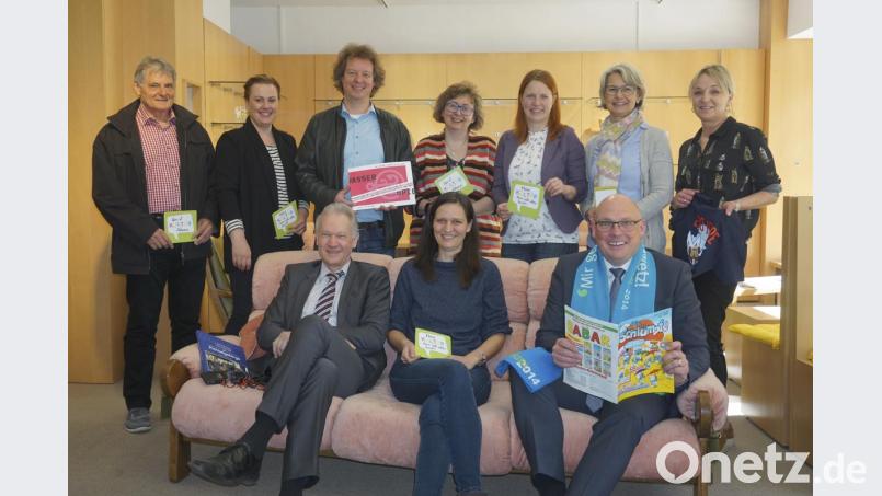 Eröffnung des Kulturraums in Marktredwitz: hinten von links Horst Decker, Sina Hamzaoui, Stefan Frank, Sabine Zehentmeier-Lang, Christine Lauterbach, Petra Burger und Susanne Menzel; vorne von links Landrat Karl Döhler, Diana Nitzschke und Oberbürgermeister Oliver Weigel. Bild: fppp