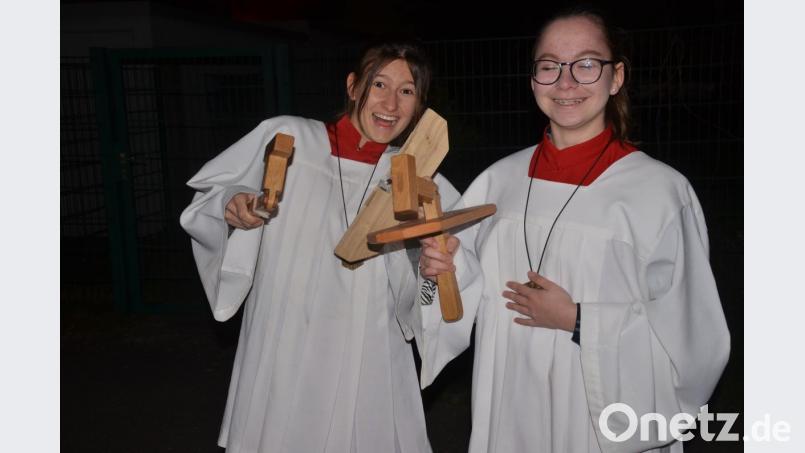 Weil die Glocken an Gründonnerstag nach Rom geflogen waren, begrüßten Ministranten die Gottesdienstbesucher zur Osternachtsmesse mit knarrenden Ratschen. Bild: Kunz