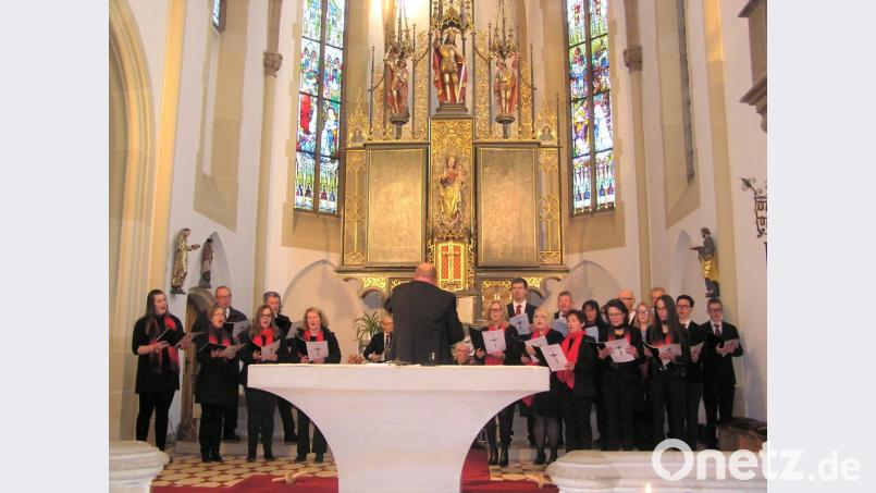 Kirchenchor und Orchester der Pfarrei St. Sigismund führen im Altarraum der Stadtpfarrkirche die „Grabmusik“ auf. Bild: tu