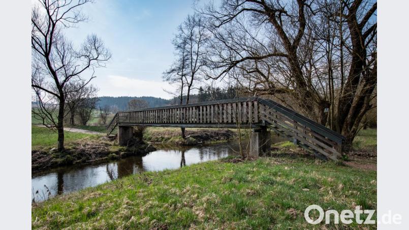 Die marode Radfahrerbrücke über die Fichtelnaab bei Trautenberg wird noch in diesem Frühjahr/Sommer erneuert. Auch der Fichtelnaab-Radweg, der von hier zur KTB weiter verläuft, wird gleichzeitig ausgebaut. Für die Zeit der Bauarbeiten wird eine Ausweichroute des Radwegs ausgeschildert. Bild: pml