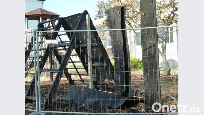 Komplett verkohlt ist das Spiel- und Klettergerät auf dem Schulhof der Windischeschenbacher Schule. Bild: wrt