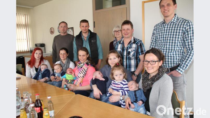 Diese fünf Buben stellten sich zusammen mit ihren Eltern Bürgermeisterin Christa Zapf vor, die ihnen die Vorzüge von Oberviechtach als Heimatstadt nahe brachte. Bild: frd