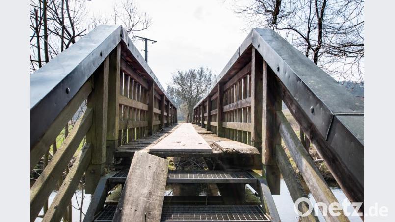 Die marode Radfahrer-Brücke über die Fichtelnaab bei Trautenberg wird noch in diesem Frühjahr/Sommer erneuert. Auch der Fichtelnaab-Radweg, der von hier zur KTB weiter verläuft, wird gleichzeitig ausgebaut. Für die Zeit der Bauarbeiten wird eine Ausweichroute des Radwegs ausgeschildert. Bild: pml