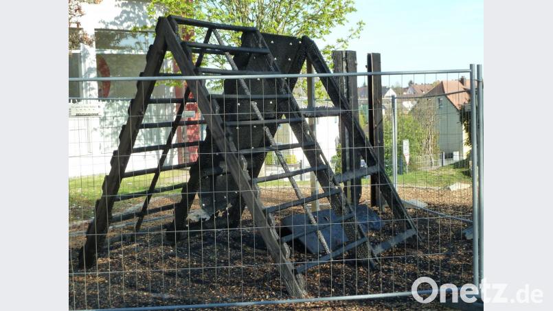Komplett verkohlt ist das Spiel- und Klettergerät auf dem Schulhof der Windischeschenbacher Schule. Bild: wrt