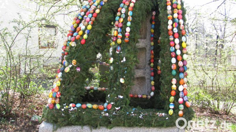 Die Mitglieder der Kolpingsfamilie die mit viel Liebe den Osterbrunnen gestalten, sind stinksauer. Heuer haben Vandalen den Brunnen nicht mal bis nach Ostern in Ruhe gelassen, sondern 300 echte, handbemalte Eier in der Nacht von Karfreitag auf Karsamstag zerstört.. Bild: sei