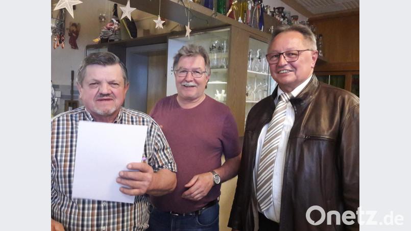 Vorsitzender Armin Heuberger (Mitte) und 3. Bürgermeister Heinrich Ruppert (rechts) ehrten Josef Härtl aus Hohenzant für 25-jährige Vereinstreue. Bild: ct