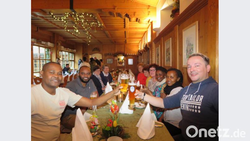 Bei einem gemeinsamen Abendessen wurde mit bayerischem Bier auf die Freundschaft über Kontinente angestoßen. Bild: ubb