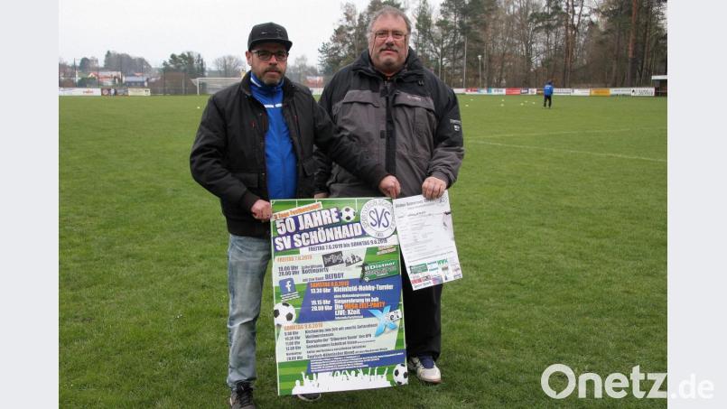 Vorsitzender Herbert Schaumberger (rechts) und Spielleiter Peter Fröhlich stellten das SV-Festprogramm vor. Bild: wro