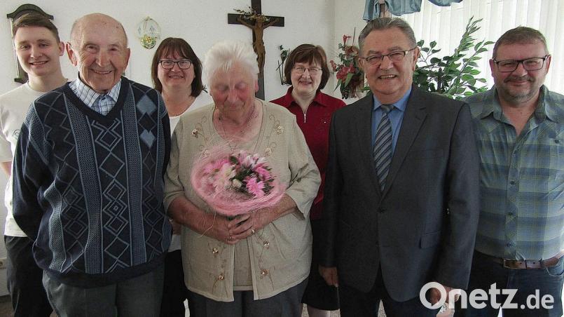 Die diamantene Hochzeit wird am Karsamstag im Hause Lindner in Zogenreuth gefeiert. Im Bild von links Enkel Johannes, Jubilar Konrad Lindner, Tochter Beate, Jubilarin Elfriede Lindner, Tochter Christine, Zweiter Bürgermeister Herbert Lehner und Sohn Werner. Bild: sck