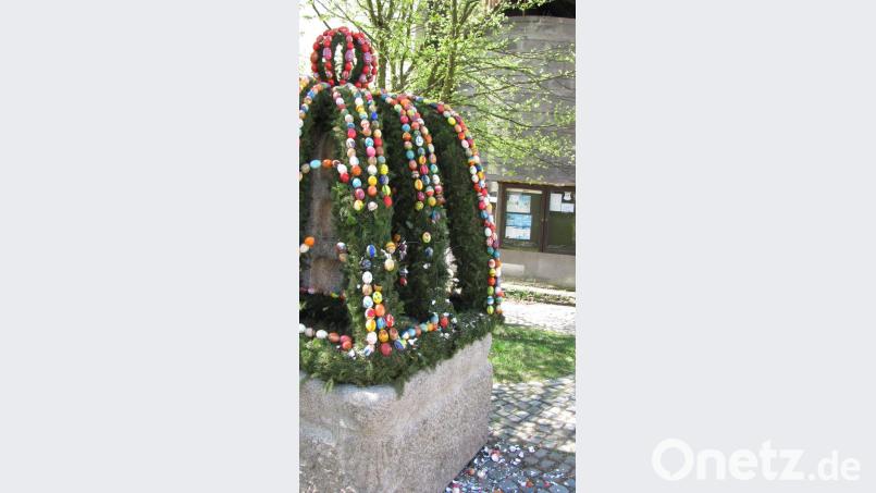 Die Mitglieder der Kolpingsfamilie die mit viel Liebe den Osterbrunnen gestalten, sind stinksauer. Heuer haben Vandalen den Brunnen nicht mal bis nach Ostern in Ruhe gelassen, sondern 300 echte, handbemalte Eier in der Nacht von Karfreitag auf Karsamstag zerstört. Bild: sei