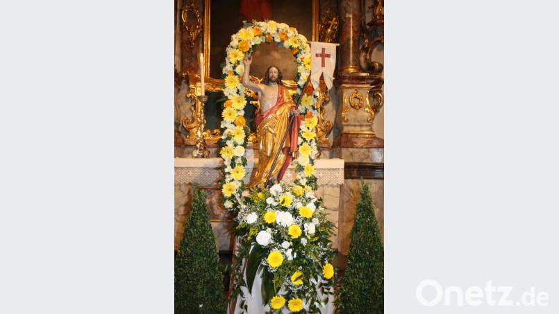Christus als Sieger über den Tod: Die blumengeschmückte Figur des Auferstandenen rückt bei der Osternachtfeier in das Blickfeld. Bild: lg