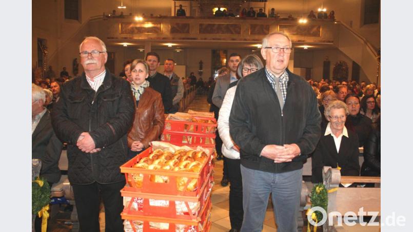 Bei der Speisenweihe erhalten die Osterbrote den kirchlichen Segen, bevor sie am Schluss des Gottesdienstes an die Gläubigen verteilt werden. Bild: lg