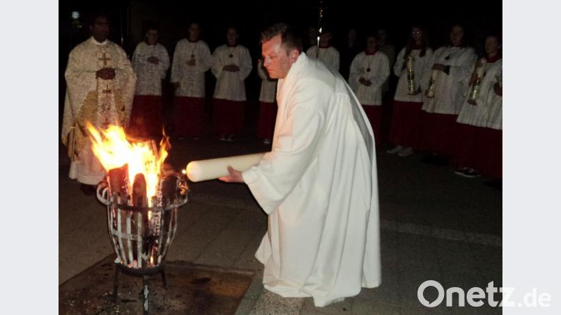 Pastoralreferent Markus Seefeld entzündet die Osterkerze. Bild: ksi