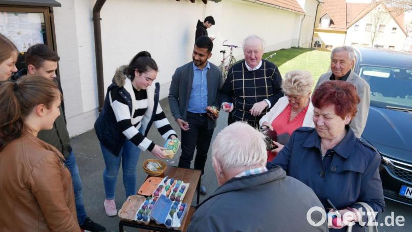 Die Ostereieraktion der Ministranten nach den Ostermessen kommt gut an. Bild: gz