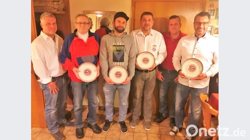 Die Vorsitzenden Michael Klugmann (links) und Günther Horn (Zweiter von rechts) übergeben Ehrenteller an Reinhard Blöderl, Patrick Schwab, Marco Böll und Ludwig Wegmann (von links). Bild: hl