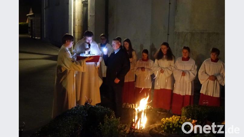 Vor dem Festgottesdienst am Ostersonntag um 5 Uhr morgens segnete Pfarrer Wolfgang Dietz das Osterfeuer und entzündete daran die Osterkerze. Bild: mmj