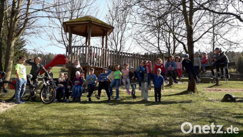 Nach der Ostereiersuche vergnügen sich die Buben und Mädchen auf dem Kinderspielplatz beim Vereinsheim des Witzlasreuther Heimatvereins. Bild: ak