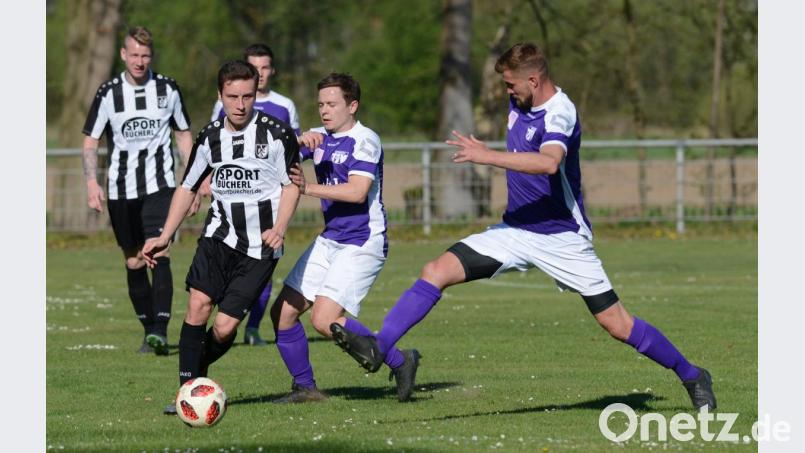 TSV-Spieler Dominik Häffner (Mitte) attackiert den Schwarzenfeld Spieler Philipp Fischer. Nach schwachem Beginn und einem 1:2-Pausenrückstand drehte der TSV Detag Wernberg die Partie und ging nach 90 Minuten mit einem 4:2-Sieg als Sieger vom Platz. Bild: ham