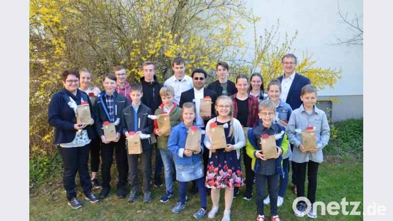 Stolz zeigen die Ministranten ihre Osternester, die im Pfarrgarten in Unterauerbach für sie versteckt waren. Bild: ga