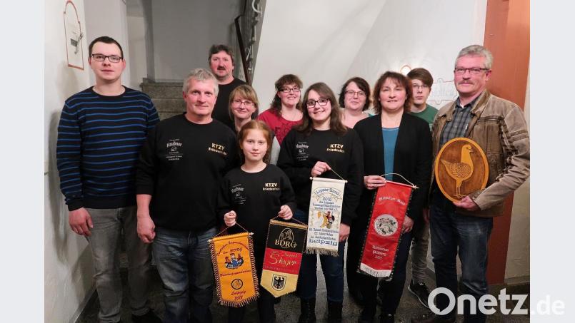 Zahlreiche Siegerbänder und Medaillen präsentieren die Mitglieder des Kleintierzuchtvereins Friedenfels. Es waren alles Erfolge, die bei den Ausstellungen im Bundesgebiet durch die Vereinsmitglieder im letzten Zuchtjahr errungen wurden. Vorsitzende Ramona Bauer (hinten, Zweite von links) gratulierte zu den Erfolgen und wünschte ein erfolgreiches neues Zuchtjahr. Bild: bsc