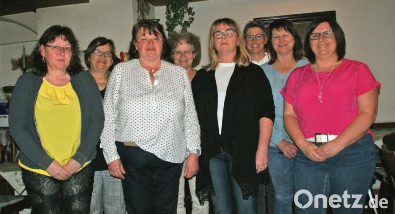 Die Neunburger Freunde der Musik werden angeführt von Silvia Tretter (3.vl.) und Johanna Gückel (2.vl.) Bild: agr