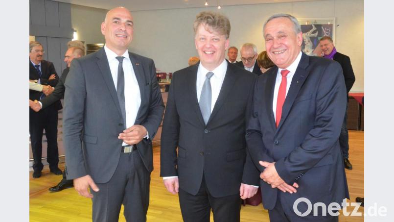 Beim Empfang der Stadt Weiden begrüßt Oberbürgermeister Kurt Seggewiß (rechts) den Intendanten des Osterfestivals Nördliche Oberpfalz, Professor Ulrich Schubert (links), und den Dirigenten Matthias Foremny. Bild: Kunz