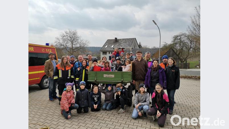 Eine Brotzeit nach getaner Arbeit spendiert Bürgermeister Wolfgang Haberberger (links) den fleißigen Müllsammlern der drei Ortswehren und von der Jugendgruppe des Roten Kreuzes. Bild: ow