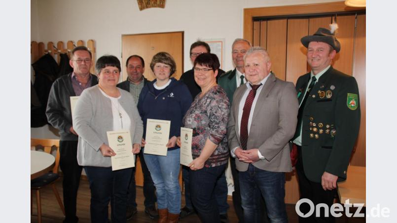 Gauschützenmeister Manfred Muck, Dritter Bürgermeister Peter Forster und Schüt-zenmeister Manfred Becher (von rechts) gratulierten den für langjährige Mitgliedschaft Geehrten und dankten ihnen für die Treue zum und ihre Arbeit für den Verein. Bild: frd