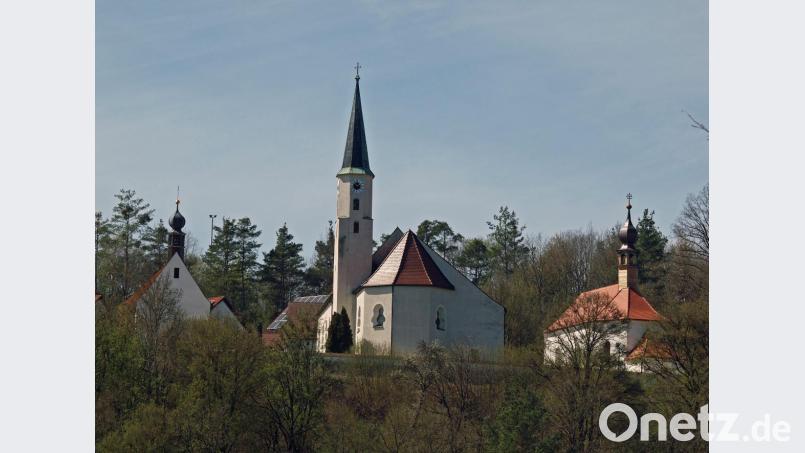 Kirchentrio am Pfarrberg in Vilshofen: in der Mitte die Pfarrkirche St. Michael, links davon die Allerseelen-Bruderschaftskapelle und rechts die sogenannte „Wieskirche zum gegeißelten Heiland“. Bild: sön