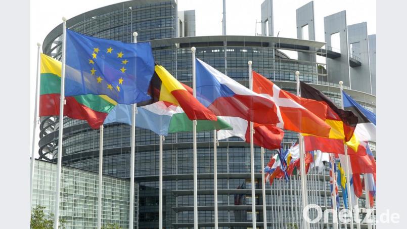 Die Flaggen der Mitgliedsländer der Europäischen Union wehen vor dem Europa-Parlament. Bild: Rolf Haid/dpa