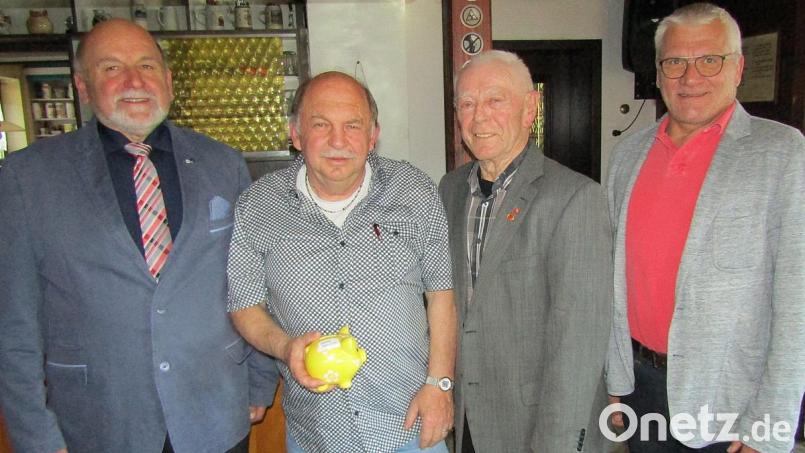 Stellvertretender Bezirksvorsitzender Martin Seibert, der neue Vize der AWO in Auerbach, Alfred Hümmer, der wiedergewählte Vorsitzende Alfred Melchner und Dritter Bürgermeister Norbert Gradl (von links). Bild: sck