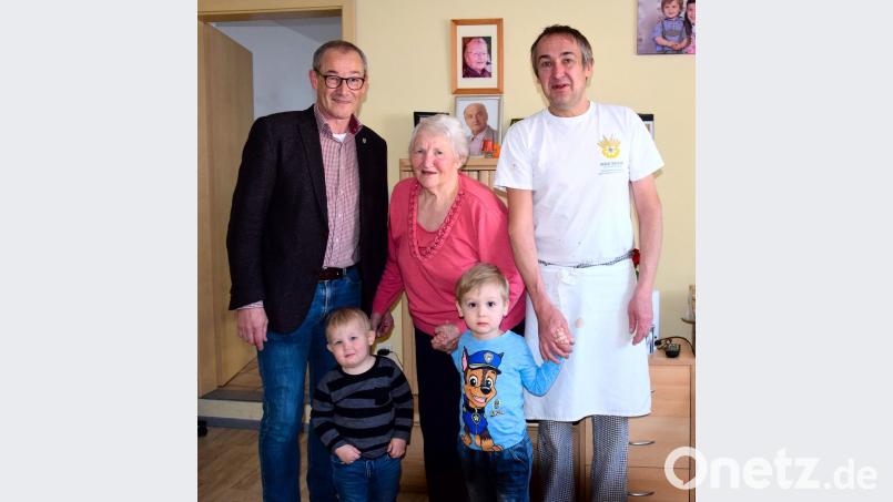 Der Stieglbäck ist ihre Heimat: Ihren 80. Geburtstag feierte Monika Grosser aus Rieden. Dazu gratulierten Bürgermeister Erwin Geitner (links), ihr Sohn Georg Großer und die beiden, im Haus lebenden Enkelkinder, Dominik (vorne links) und Bastian. Bild: bö