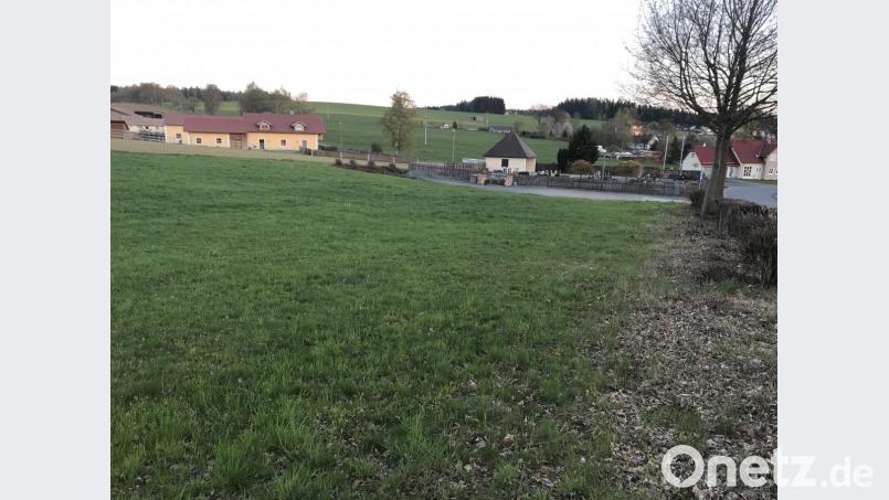 Auf diesem Grundstück in der Kirchenstraße direkt neben dem Friedhof soll ein Neubau entstehen, der Bauhof und Feuerwehrhaus beherbergt. Bild: eig