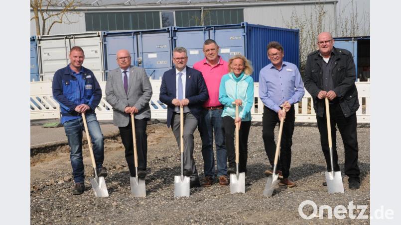 Zum Spatenstich kamen neben Geschäftsführer Winfried Auers (Zweiter von rechts) auch Bürgermeister Michael Göth (Dritter von links), Dritter Bürgermeister Hans-Jürgen Reitzenstein (Zweiter von links) und die Vertreter der Baufirmen. Bild: ge