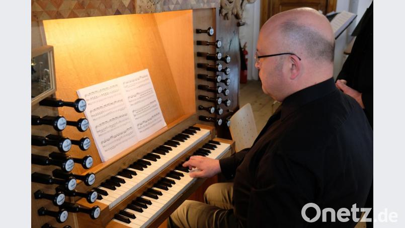Eingebunden in die barocke Freude glänzt Organist Walter Thurn an der Königin der Instrumente mit himmlischen Klängen. Bild: do