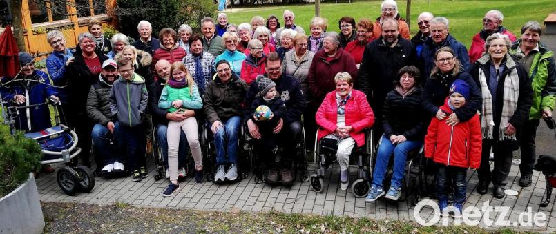 Viele Aktive des Behinderten- und Vitalsportvereins eröffnen mit einem Rundgang um den Schießlweiher die neue Saison. Bild: R. Kreuzer