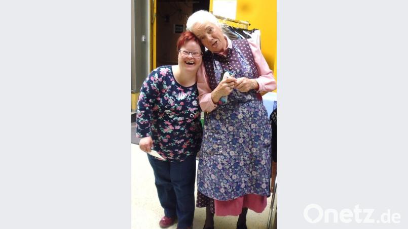 Schauspielerin Ursula Erber (rechts) stellte sich gerne für Fotos zur Verfügung. Bild: exb