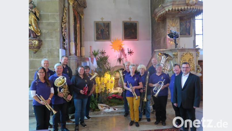 Mit „katholischen“ Schokoladen-Osterhasen bedankt sich Stadtpfarrer Konrad Amschl (rechts) beim Posaunenchor Wirbenz/Kemnath/Immenreuth. Bild: jzk