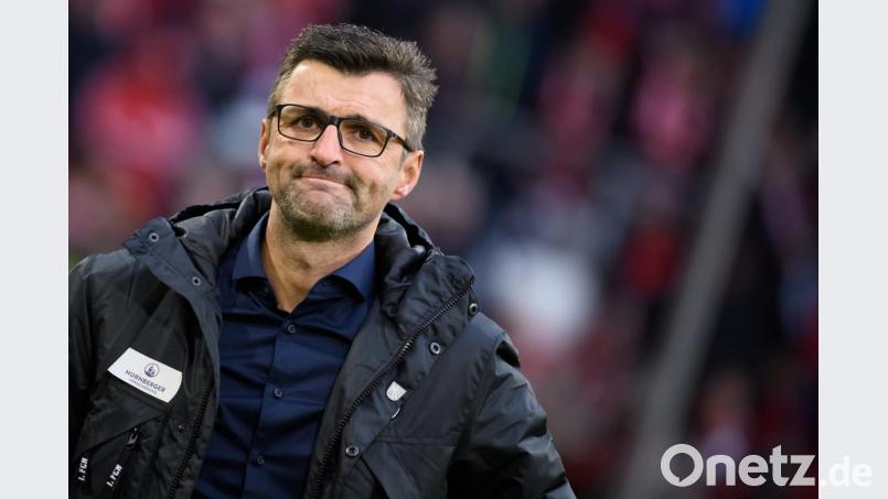 Michael Köllner, ehemaliger Trainer von Nürnberg, steht im Stadion. Foto: Sven Hoppe/Archiv Bild: Sven Hoppe
