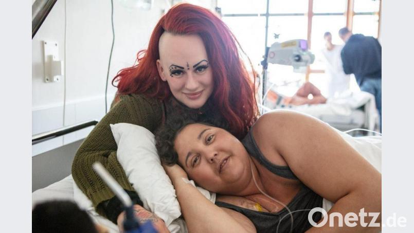 Myriam von M., die sich für Krebskranke engagiert, besucht Theresa Baudler im Krankenhaus – einer ihrer letzten Wünsche, bevor sie stirbt. Bild: exb