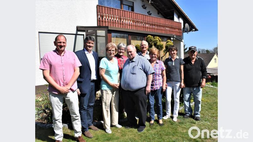 Luise Rahn (Dritte von links) darf zu ihrem 80. Geburtstag viele Glückwünsche entgegen nehmen: unter anderen von Bürgermeister Edgar Knobloch (Zweiter von links) und Gerhard Mark, dem Vorsitzenden der KAB Hütten (Mitte). Bild: rgr