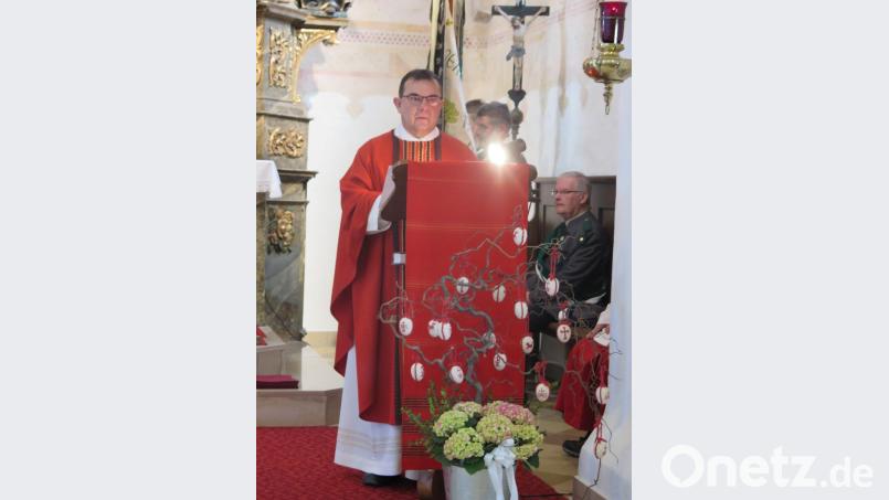 „Für den heiligen Georg wäre es der viel leichtere Weg gewesen, seinen Glauben aufzugeben und so sein Leben zu retten“, gibt Stadtpfarrer Konrad Amschl in seiner Predigt zu bedenken. Bild: jzk