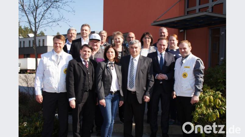 Etliche Vertreter der CSU und CSA besuchten die Firma Stahl in Bodenwöhr. Auch Bundestagabgeordneter Karl Holmeier (Sechster von rechts) war mit dabei. Bild: sir