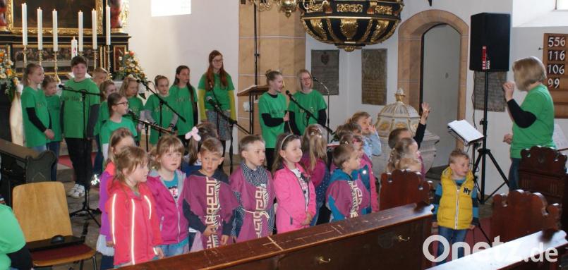 Unter Leitung von Susanne Hausmann (rechts) führen die Chöre "Piffikusbande" und "Wild Voices" ein Ostermusical im Gottesdienst am Ostersonntag in der evangelischen Kirche auf. Bild: sei