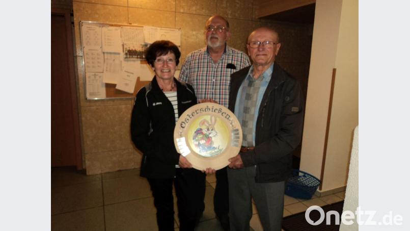 Schützenmeister Edi Biersack (Mitte) gratuliert Annemarie Prebeck und Hans Schieder zu ihren guten Ergebnissen. Bild: cv