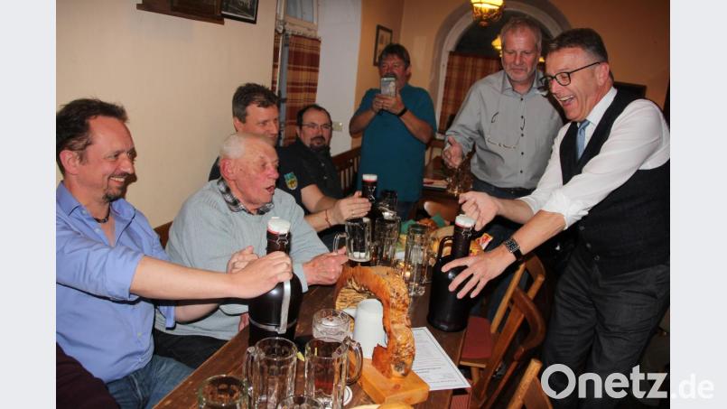 Viel Spaß hatten „Braujuwaren“ und Gäste beim „Anploppen“ des Urmärzens. Für die Zukunft kann sich der Verein auch vorstellen, das selbst gebraute Bier zu vermarkten. Bild: kro