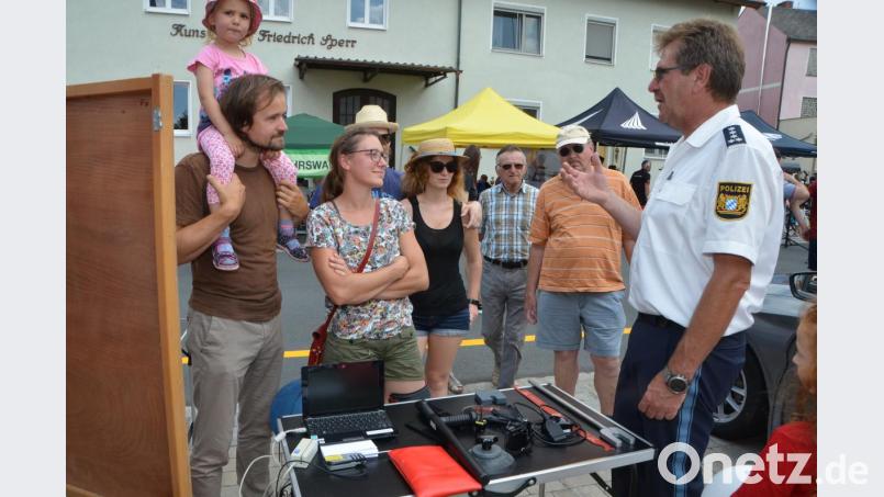 Polizeichef Martin Zehent klärte die Besucher beim Bauernmarkt in Vohenstrauß unter anderem zum Thema "Das Auto ist kein Safe" auf und stieß damit auf reges Interesse. Archivbild: dob