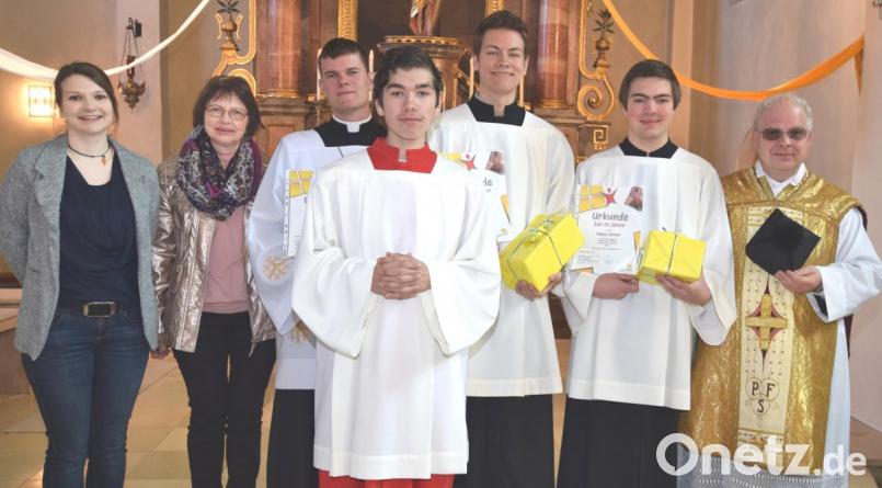 Viele bekannte und ein neues Gesicht gibt es unter den Altardienern in Illschwang. Von links dieMinistrantenbetreuerinnen Lisa und Veronika Falk, Roland Pisarek (15 Jahre Ministrant), Neuministrant Dominik Lang, Thomas Tiefel (10 Jahre Ministrant), Tobias Schierl (10 Jahre Ministrant) und Pfarrer Markus Priwratzky; nicht auf dem Foto Cornelia Dürgner (15 Jahre Ministrantin). Bild: no