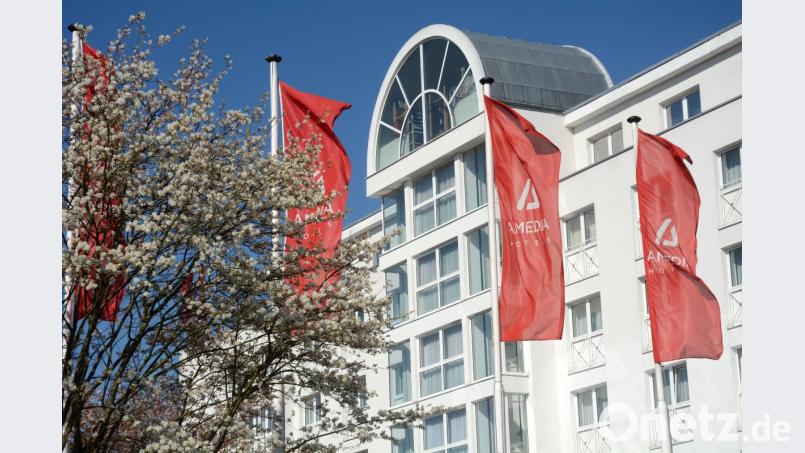 Die goldenen Letter &quot;Admira&quot; sind schon lange verschwunden. Seit 2017 betreibt die Plaza Hotel Group unter der Marke &quot;Amedia&quot; das Vier-Stern-Haus in Weiden. Nun hat die Muttergesellschaft von &quot;Amedia&quot; das Haus an einen Privatmann in der Schweiz verkauft. Bild: Gabi Schönberger